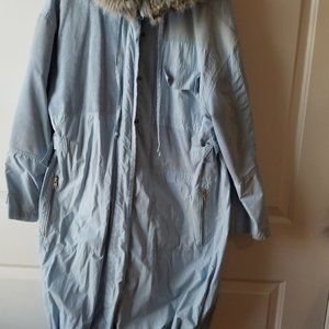 Chic trench coat of soft 100% cotton fabric of pale blue color.
